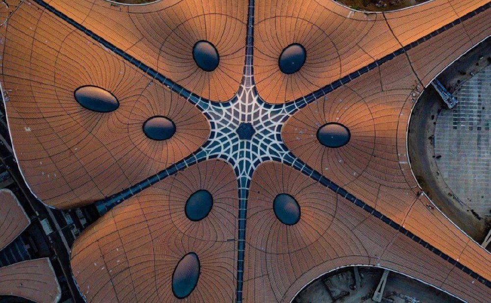 北京大兴国际机场,宛如一只展翅欲飞的“金凤凰”。